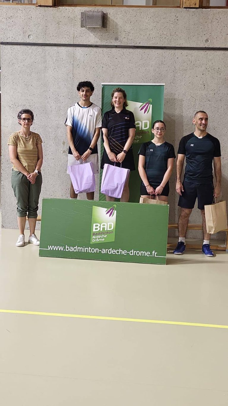 Remise des récompenses au championnat bi-départemental de badminton 2026 à Pierrelatte
