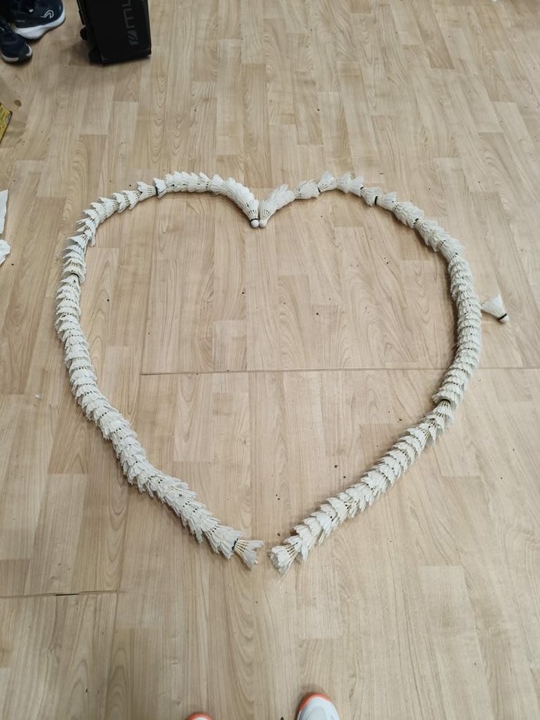 Cœur formé avec des volants sur le parquet de la Halle des sports de Pierrelatte