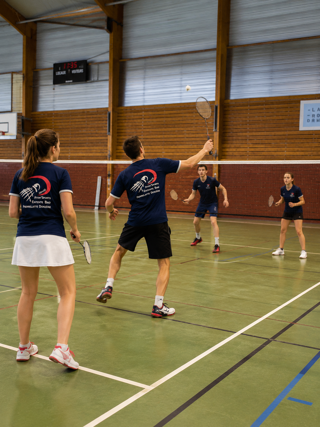 joueurs du club ebp26 qui jouent au badminton à pierrelatte